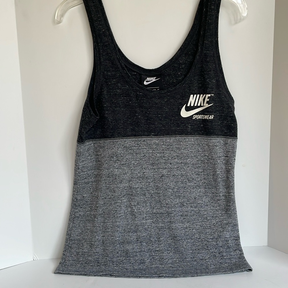 Nike super soft, two-tone tank top size extra small
